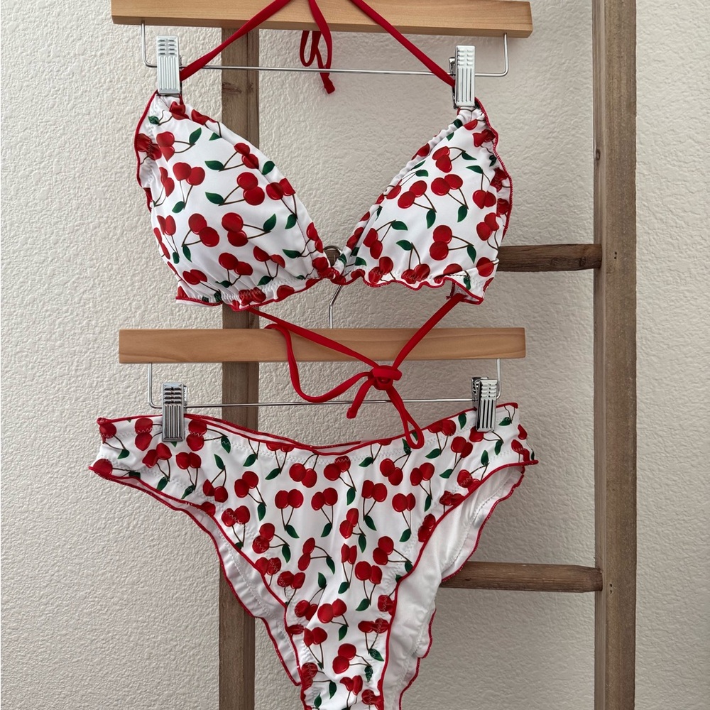 NIB✨ Triangle Cherry print bikini